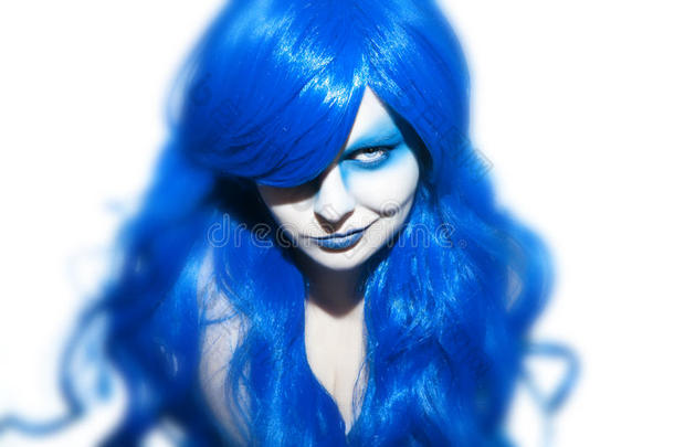 美丽的女人，蓝头发，化妆