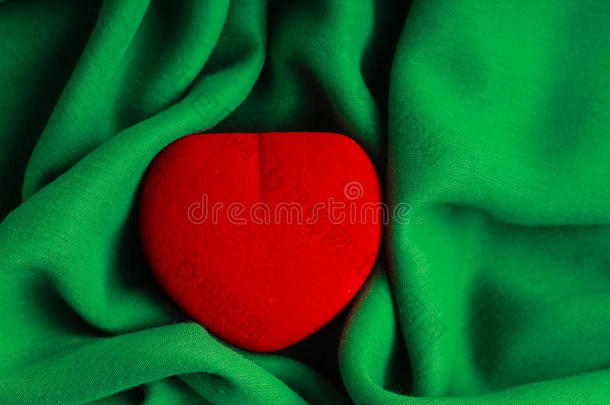 红色珠宝盒心形礼物绿色织物波浪布礼物