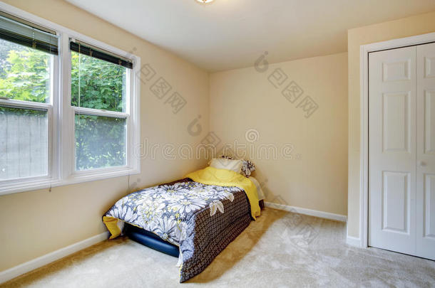 带床垫和花床具的空房间