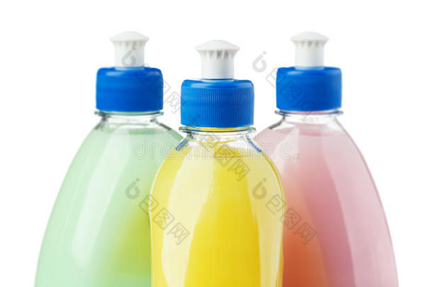 三个不同颜色的瓶子顶部隔离在白色上