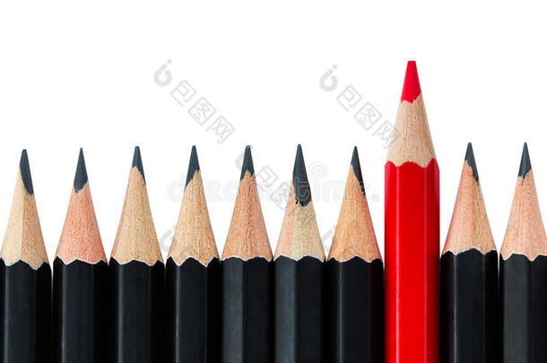 一排黑色铅笔，中间有一支红铅笔