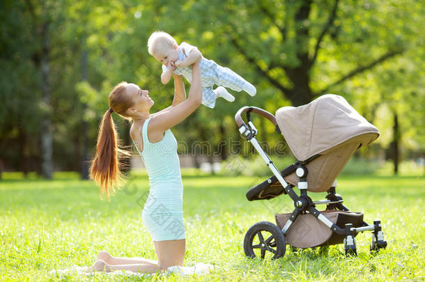 可爱的小<strong>宝宝</strong>在公园里，<strong>妈妈</strong>在草地上。可爱的<strong>宝宝和妈妈</strong>在户外。带着微笑情绪的孩子<strong>和妈妈</strong>散步。山猫