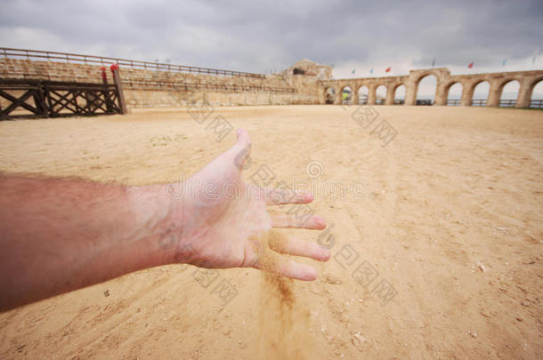 在罗马竞技场比赛前品尝沙子（约旦杰拉什）