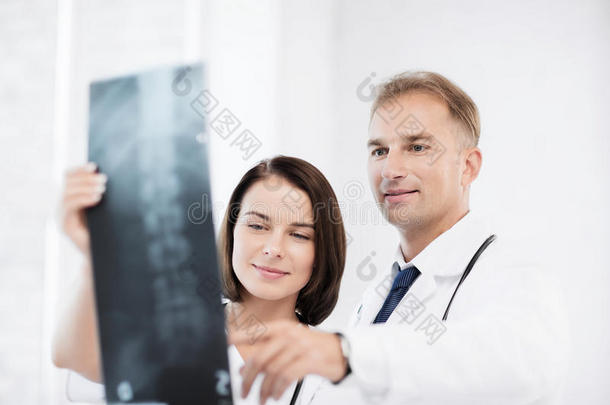 两个医生在看x光片