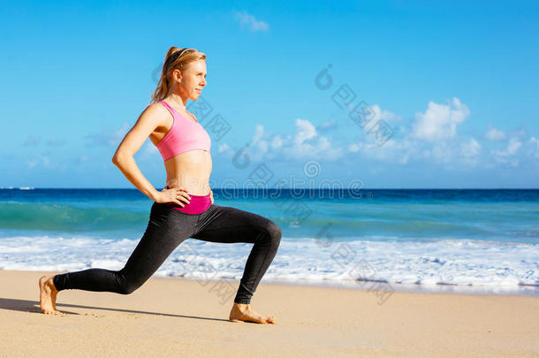 在海滩上伸展身体的<strong>运动健身</strong>妇女，