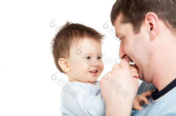 快乐的年轻人抱着一个微笑的婴儿，与世隔绝。父子俩