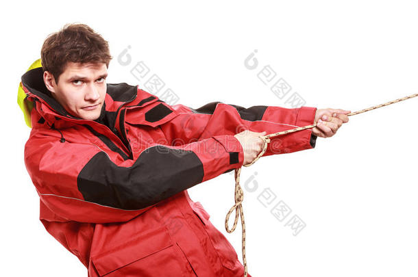 穿着红色风衣的年轻水手。航海。