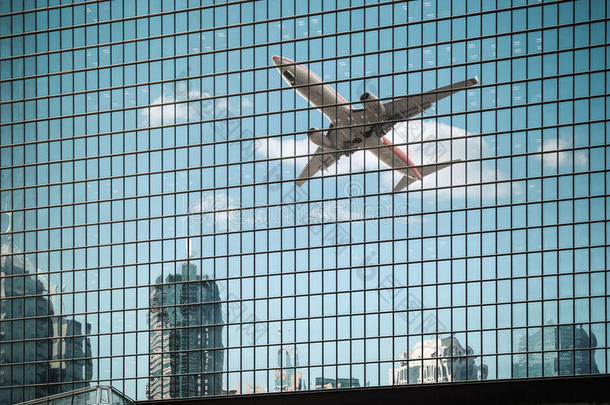 飞机反射在玻璃幕墙上