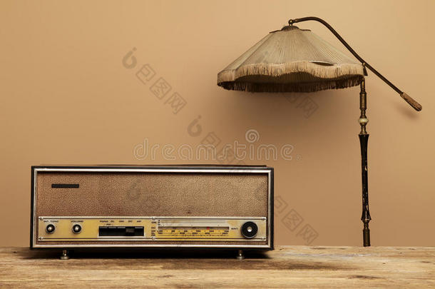 旧收音机放在带<strong>落地灯</strong>的木桌上