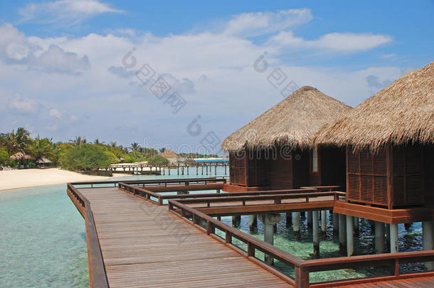 在马尔代夫一个热带度假岛屿的传统木制<strong>水上</strong>平房里的蓝天碧绿<strong>水上</strong>梦想度假