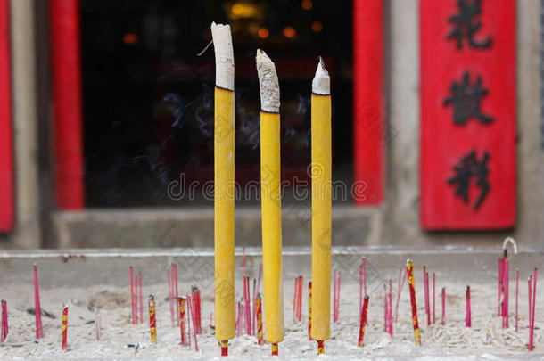 <strong>三生</strong>寺燃起的中国蜡烛