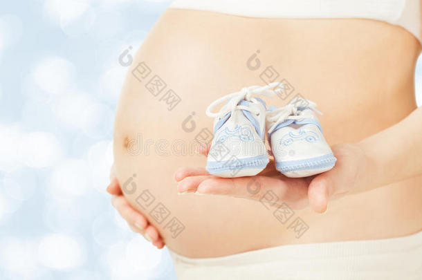 孕妇肚皮和新生婴儿靴