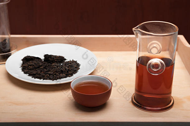 茶道：茶壶、盘子和一杯茶放在托盘上