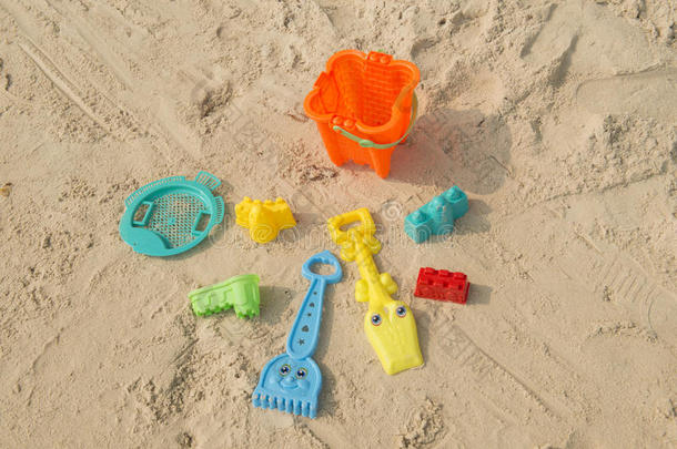 沙滩上的夏日沙滩玩具