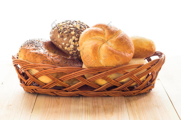 柳条篮不同类型的面包卷