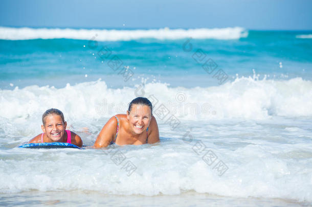 暑假-冲浪女孩。