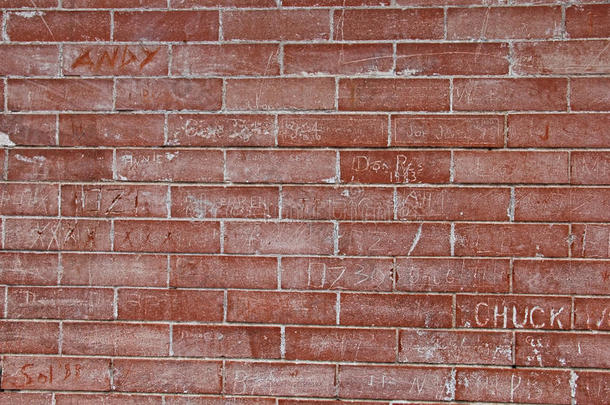 红砖墙面有涂鸦划痕