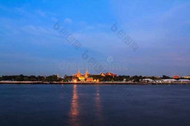 泰国曼谷湄南河旁的湄南河和大皇宫