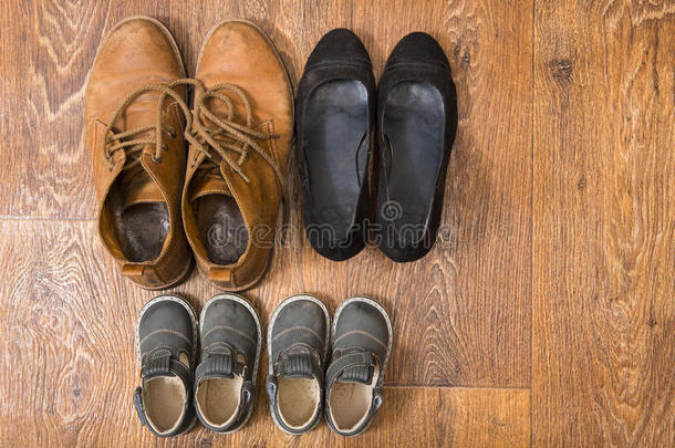全家人的鞋子