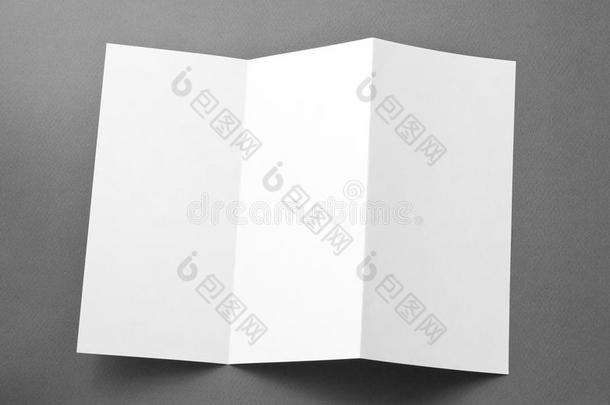 灰色背景的空白<strong>折页</strong>小册子。