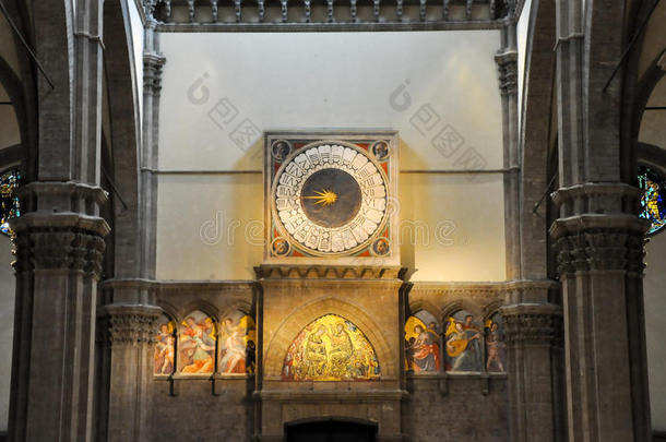佛罗伦萨-11月10日：11月10日，2010年11月10日，意大利佛罗伦萨，保罗·乌切洛在教堂的时钟。