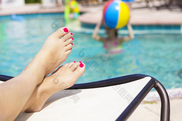 游泳池旁边漂亮的脚和脚趾