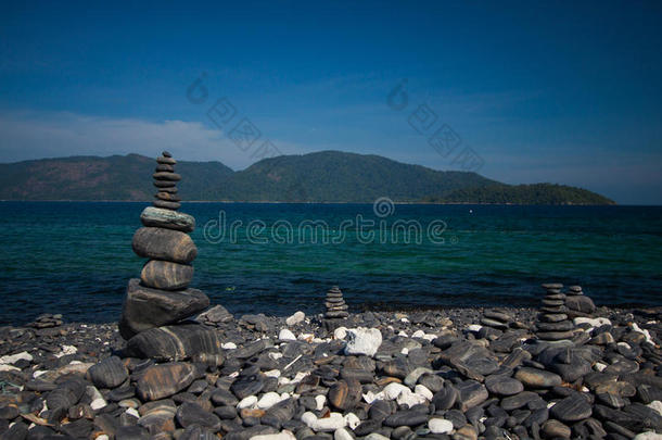 泰国<strong>荔浦</strong>岛附近美丽的岩石岛上，五颜六色的鹅卵石触波而过