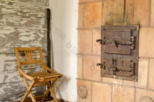 古朴的炉门和木制的休息椅