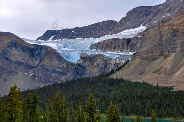 加拿大落基山脉到处都是冰川