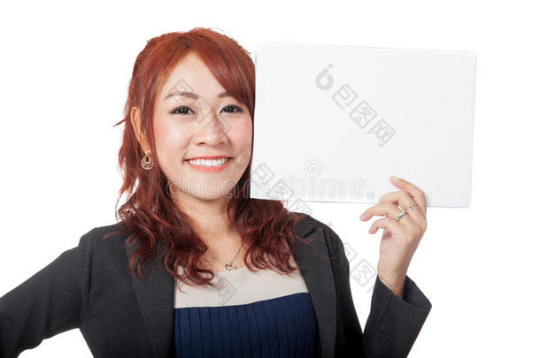 亚洲女上班族开心地手拿一块空白的牌子，微笑着