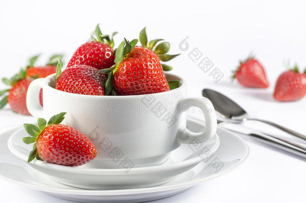 白色背景侧视图草莓色节日餐桌
