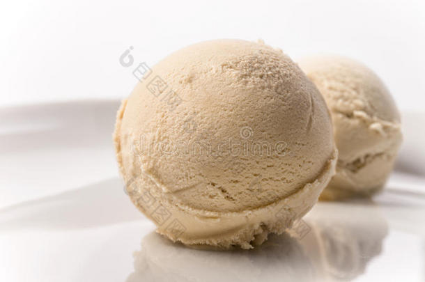 奶油布利咖啡<strong>冰淇淋</strong>勺盘白色背景
