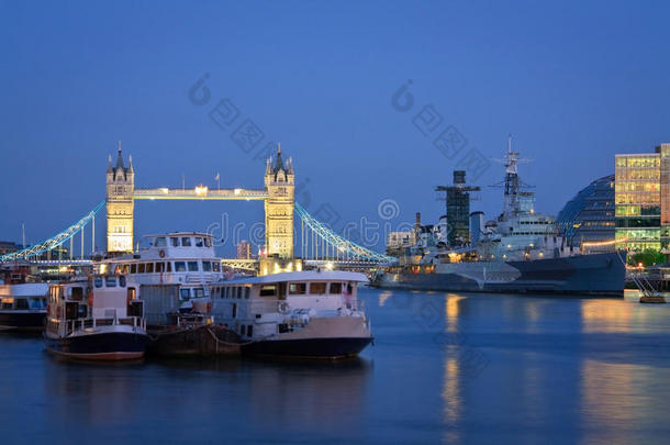伦敦塔桥和贝尔法斯特皇家海军。