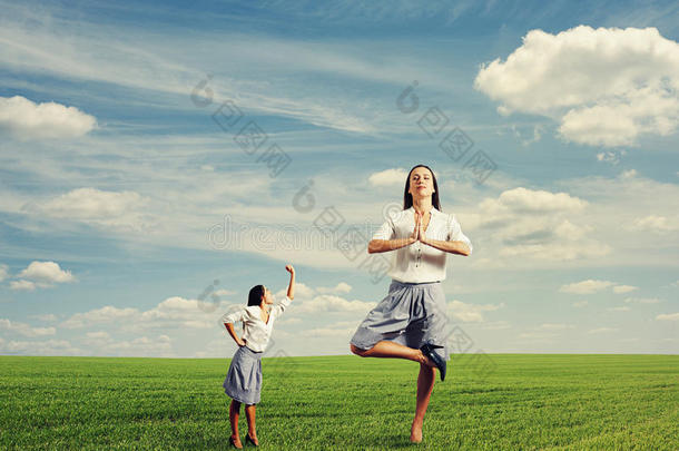 女人对大冷静的女人露<strong>出拳</strong>头