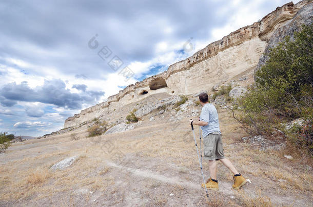 一个成年男子正在用登山杖徒步旅行