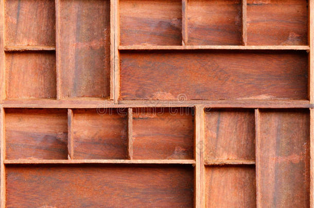 棕色木质橱柜架