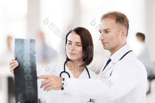 两个医生在看x光片