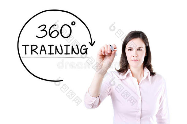 女商人在虚拟屏幕上画出一个<strong>360度</strong>的训练概念。