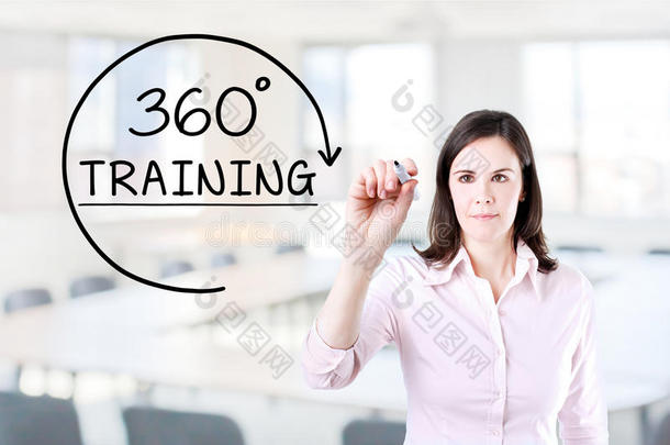 女商人在虚拟屏幕上画出一个<strong>360度</strong>的训练概念。办公室背景。