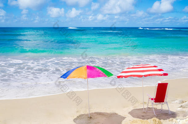 海边的<strong>沙滩伞</strong>和椅子