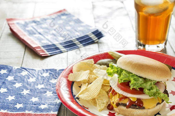 在一个爱国主题的野餐会上盛满了奶酪汉堡
