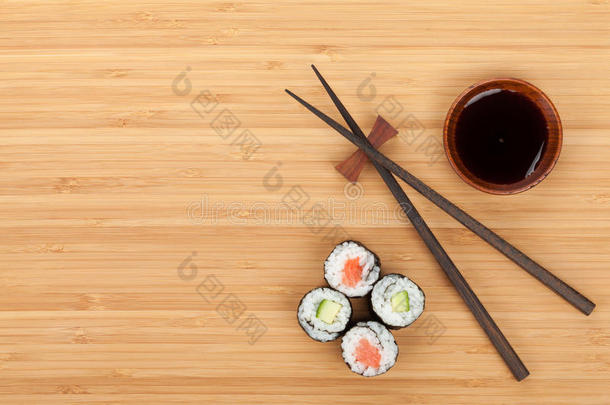 寿司<strong>套餐</strong>、筷子和酱油