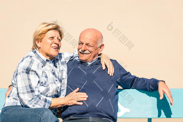 快乐的海滩上相爱的老年夫妇-快乐的老年生活方式