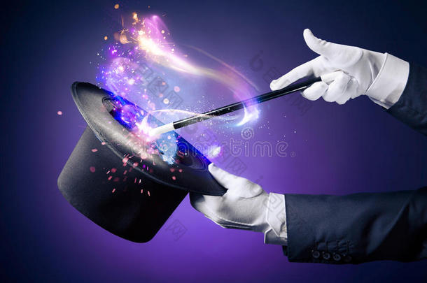 魔术师手握魔杖的高对比度图像