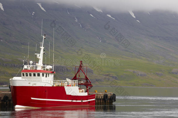冰岛。塞迪斯峡湾。用渔船靠岸。