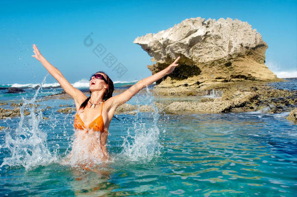 快乐的年轻女子跳入水中
