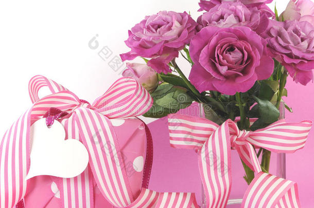 漂亮的<strong>粉色</strong>礼物和玫瑰，<strong>粉色</strong>和白色背景，带复印空间