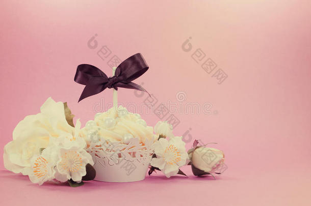 复古风格复古过滤白色杯形蛋糕，带花卉装饰