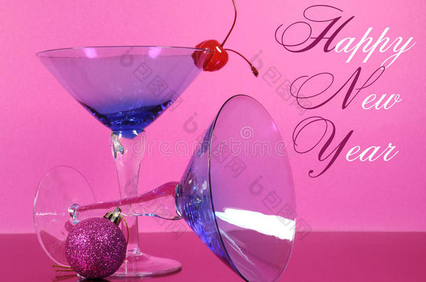 粉色主题新年快乐派对，配有复古蓝色马提尼鸡尾酒杯和新年夜装饰