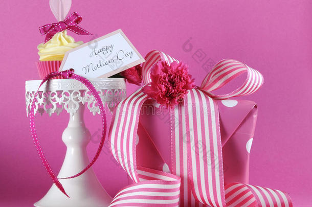 母亲节快乐粉色心形纸杯蛋糕，白色纸杯蛋糕架，带礼物